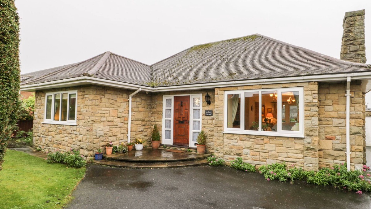 Scalby House | SANDERLING, pet friendly, character holiday cottage in Scalby