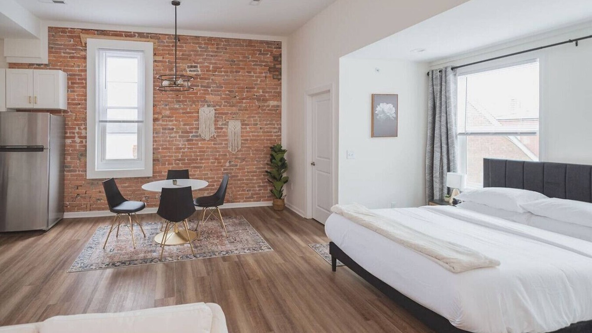 Martinsburg Apartment | Sandringham house- Efficiency Suite