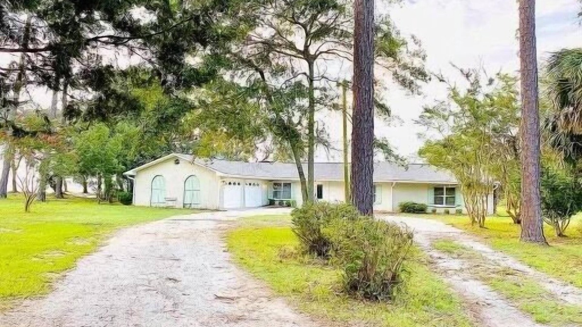 Florida Panhandle House | Sandy beachfront home on Perdido Bay