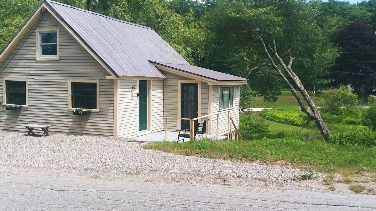 Sandy Point House | Sandy Point Brook side Coastal Cottage- Easy Shores