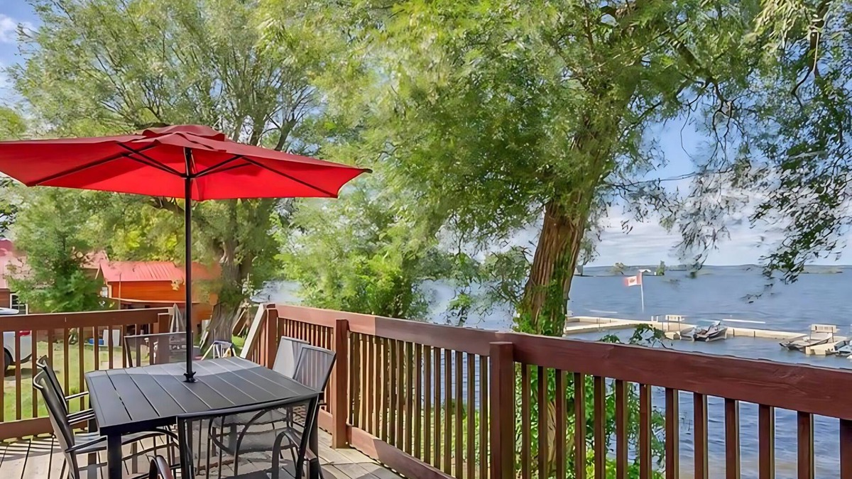 Harwood Cottage | Sandy Shore Cottages. 2-bedroom lake front cottage, Sauna, Heated pool