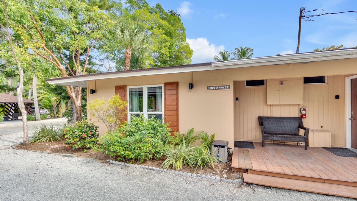 Sanibel Cottage | Sanibel-Style on the East End! Walk to restaurants and the lighthouse. NEW!