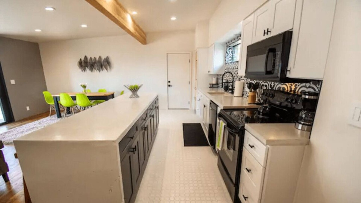 Beverly Green House | Sanitized Newly Remodeled Downtown-2 Bedrooms!