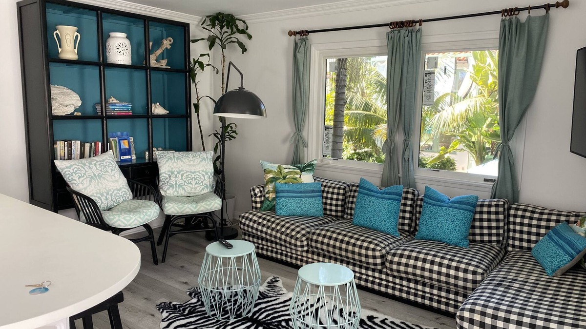 North of Montana House | Santa Monica Paradise Palm Beach Retreat