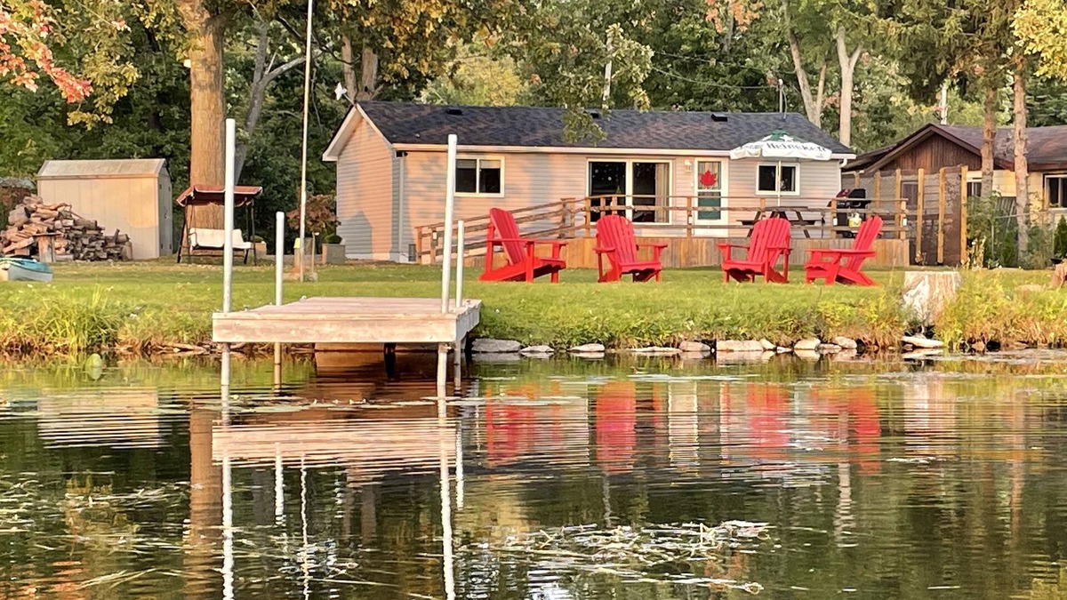 Campbellford Cottage | Santa's Waterfront Cottage Retreat - Cozy and Quiet