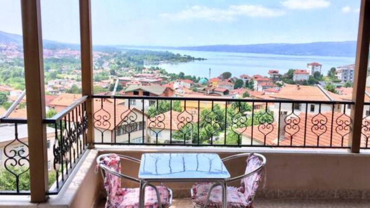 Sapanca Villa | SAPANCA ALBAR KONAKLAMA 18 KİŞİLİK GÖL MANZARALI-BARBEKÜ VE ŞÖMİNE