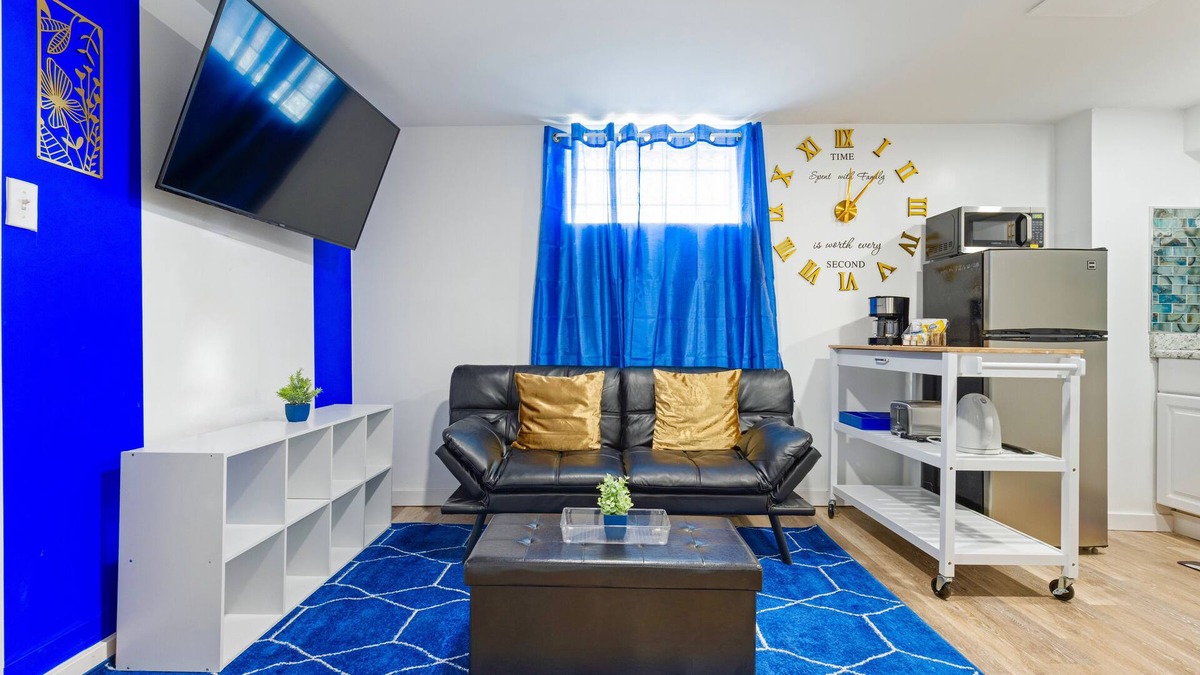 Old Brooklyn House | Sapphire Haven: Charm & Cozy 1BR Private Basement Retreat | Laundry & Safe Location 8 Min To Airport