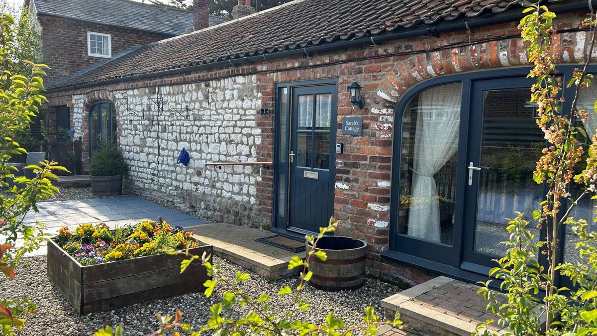 Flamborough Cottage | SARAH'S COTTAGE, pet friendly, with a garden in Flamborough