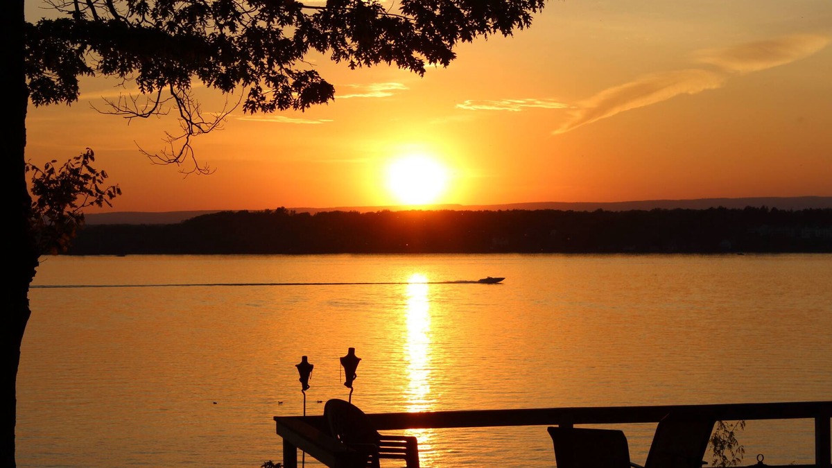 Saratoga Springs House | Saratoga Lake Life - Right on the LAKE with private Dock