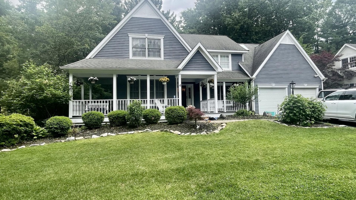 Saratoga Springs House | Saratoga Lake Family Home Close to Track, Down town & Spac! Beach & pool access!