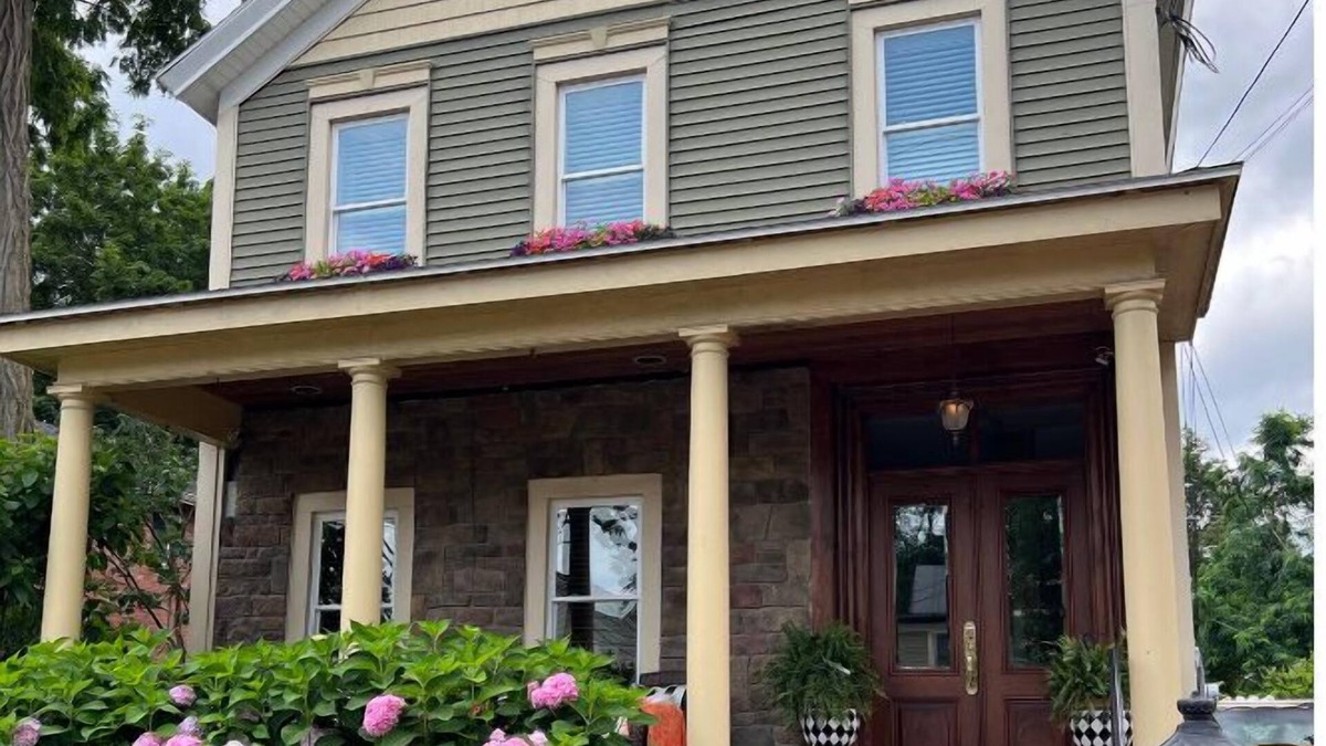 Saratoga Springs House | Saratoga Trackside Home & Walkable to Downtown