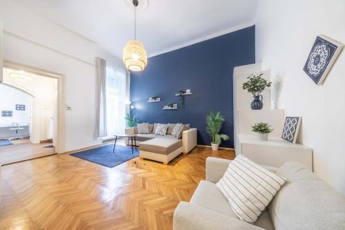 Belvaros - Lipotvaros Apartment | Sassoon - 2-bedroom elegant airy home at Deak ter