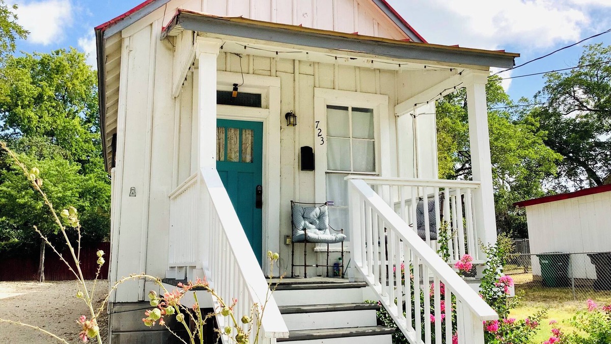 Near East Side House | SATX Tiny Home - Near Alamo, Alamo Dome, & the Historic Pearl