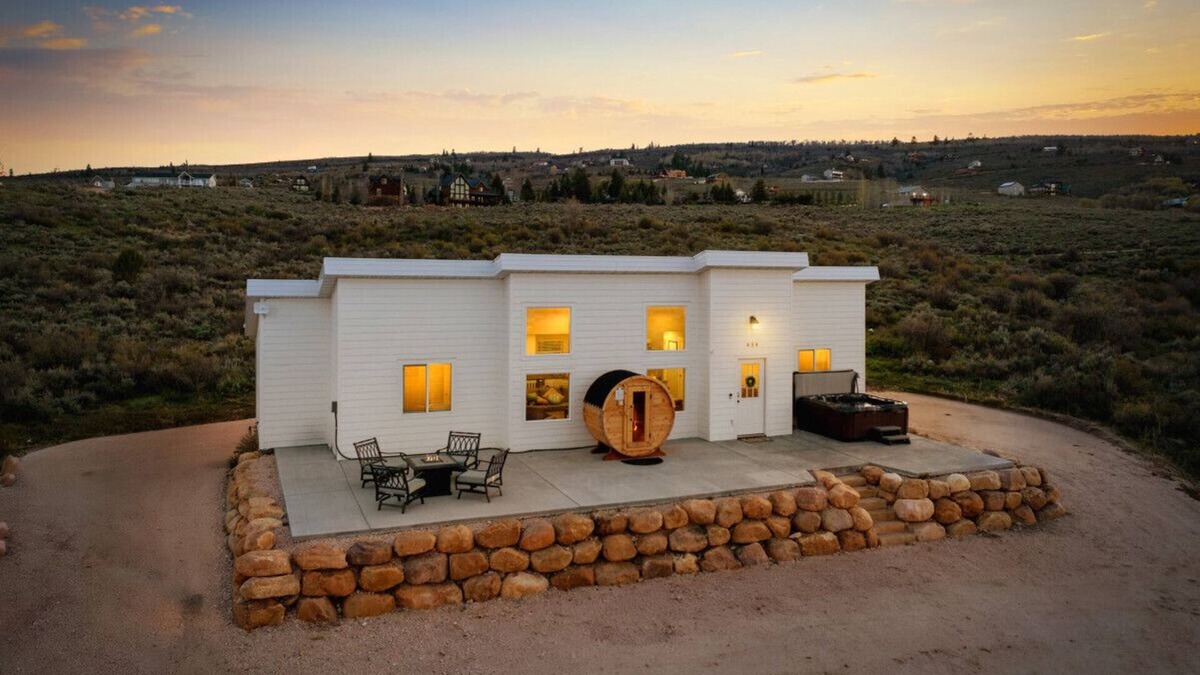 Sweetwater House | Sauna+Pet Friendly+Arcades+Lake Views+Hot Tub