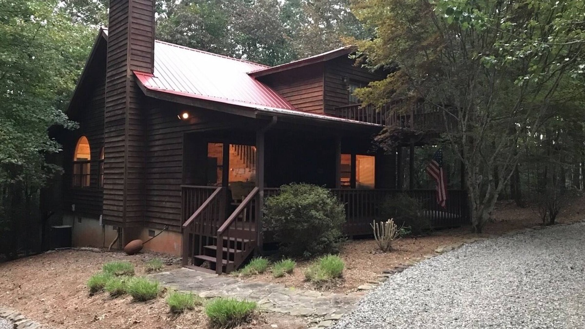 Sautee Nacoochee Cabin | "SAUTEE WOODS" COZY GETAWAY without breaking the bank ! NOW WITH EV CHARGING !