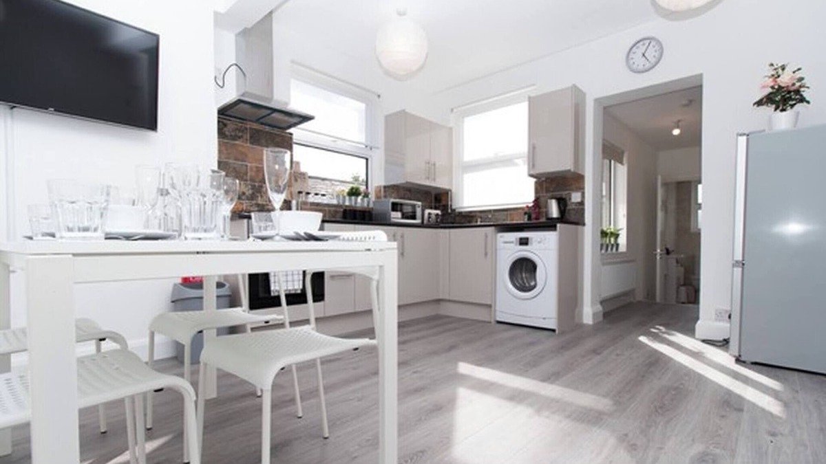 Marlborough Apartment | SAV | 4 Bed Town House | Harrow