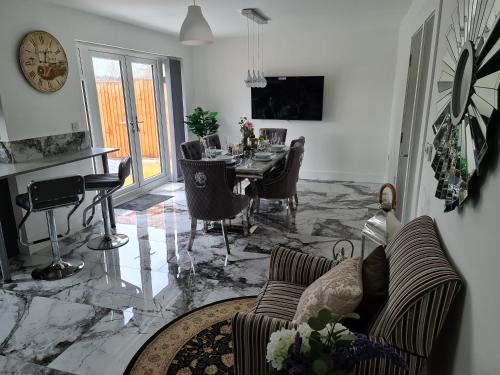 Leicester House | SAV Stays 5 Bed Luxury Detached House in Leicester