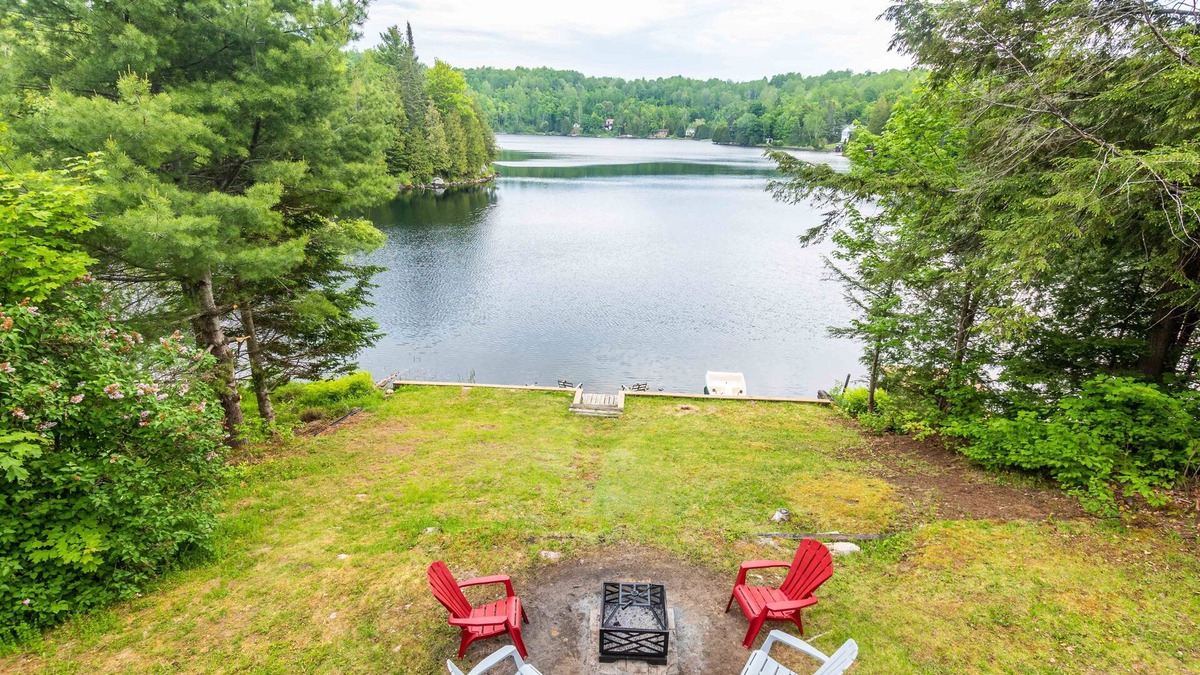 Val-des-Monts Cottage | Savour Waterfront Views at an Enjoyable Cottage
