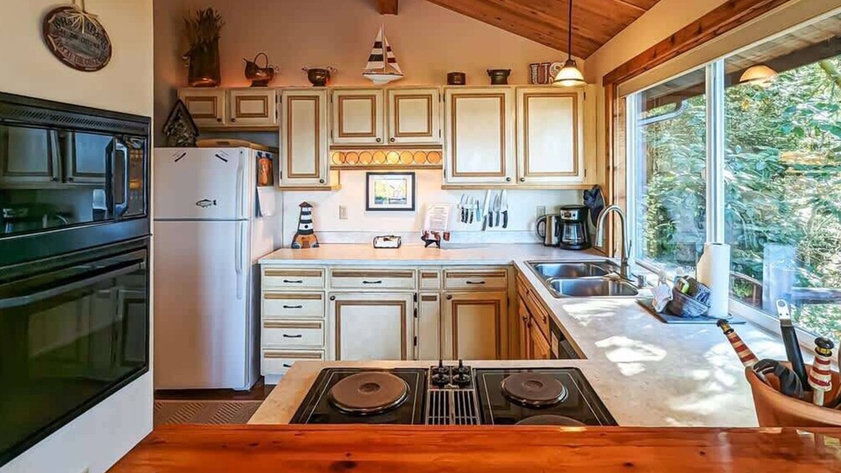 Sequim Cabin | SBH: Stunning Views & Hot Tub Relaxation