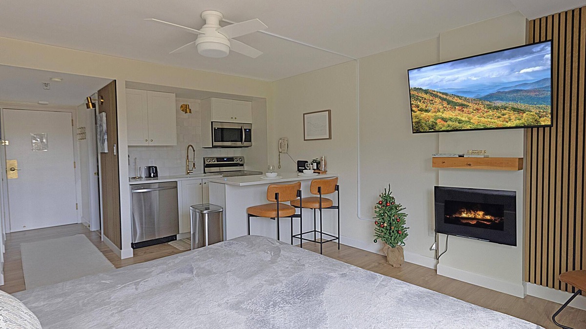 Snowshoe Condo | SC 1125: Chic Cozy Studio | Romantic Hideaway with Fireplace Near Ski Lifts