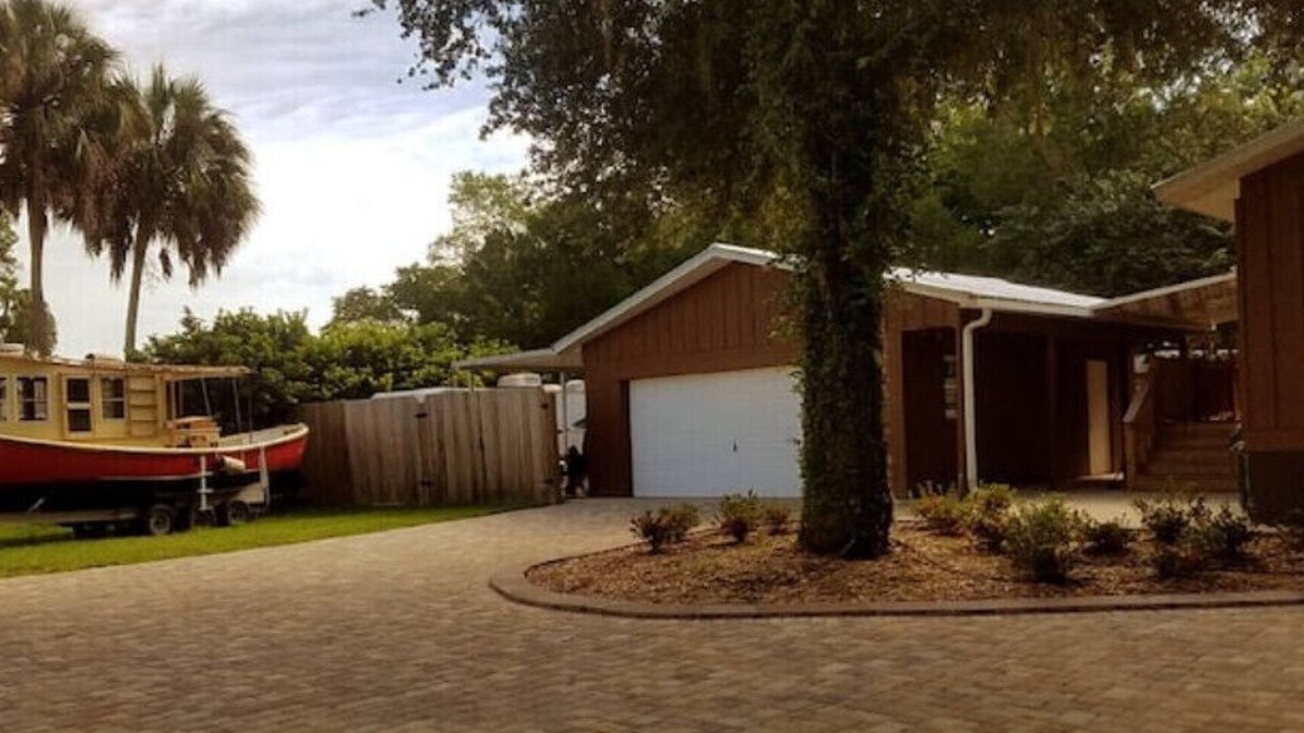 Homosassa House | Scallop Hut - Old Homosassa