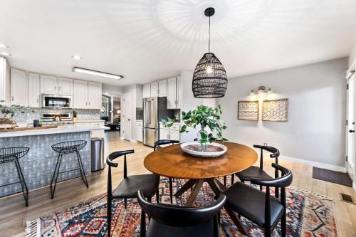 Loveland House | Scandinavian Chic - Hot Tub, Bikes and Lake Life!