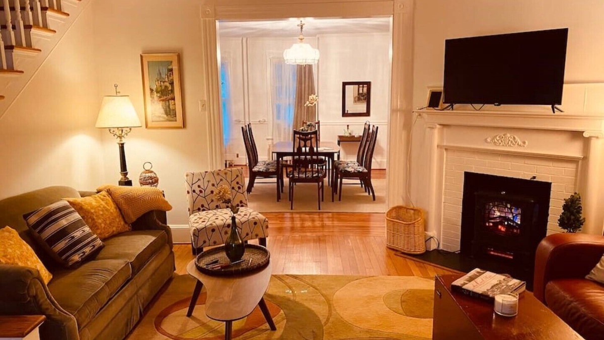 Old Town Winchester Apartment | Scarborough Fair walk to downtown two story apt