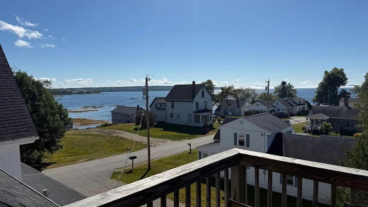 Searsport Apartment | Scenic 2-Bedroom Apartment Nestled in a Historic Bayside Victorian Home