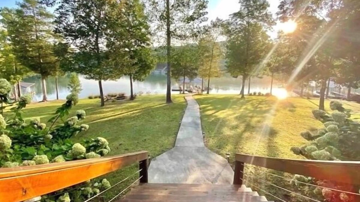 Double Springs House | Scenic 4BR Lake House | Kayaks,Dock & Cozy Firepit