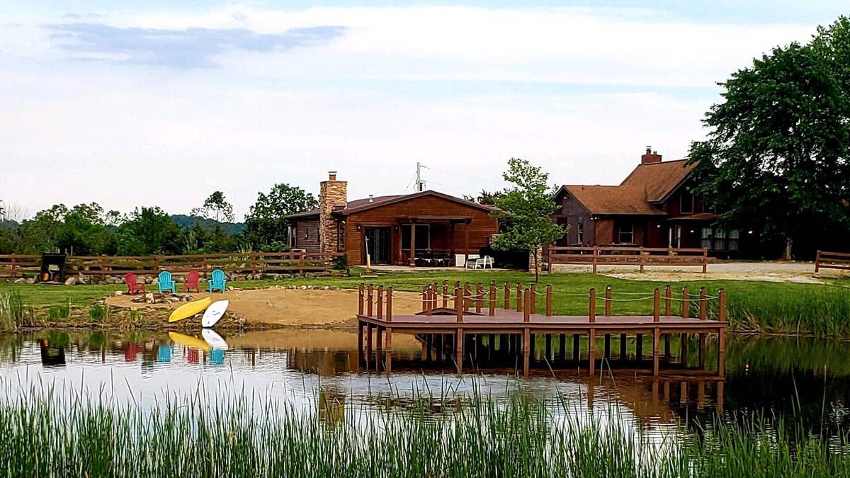 Bentonville Cabin | Scenic 6 Bedroom Lodge w/adjoining 2 Bedroom Cabin. Lg. pond w/swimming access.