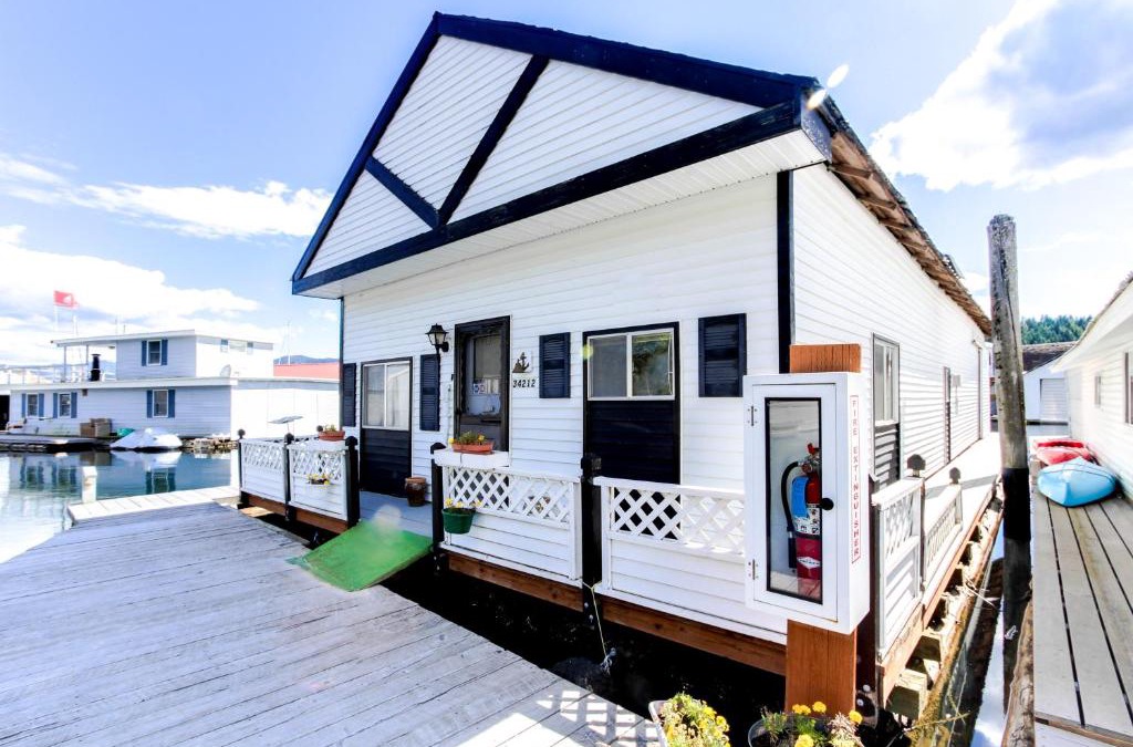 Bayview Boat Rental | Scenic Bay Float Home Hideaway