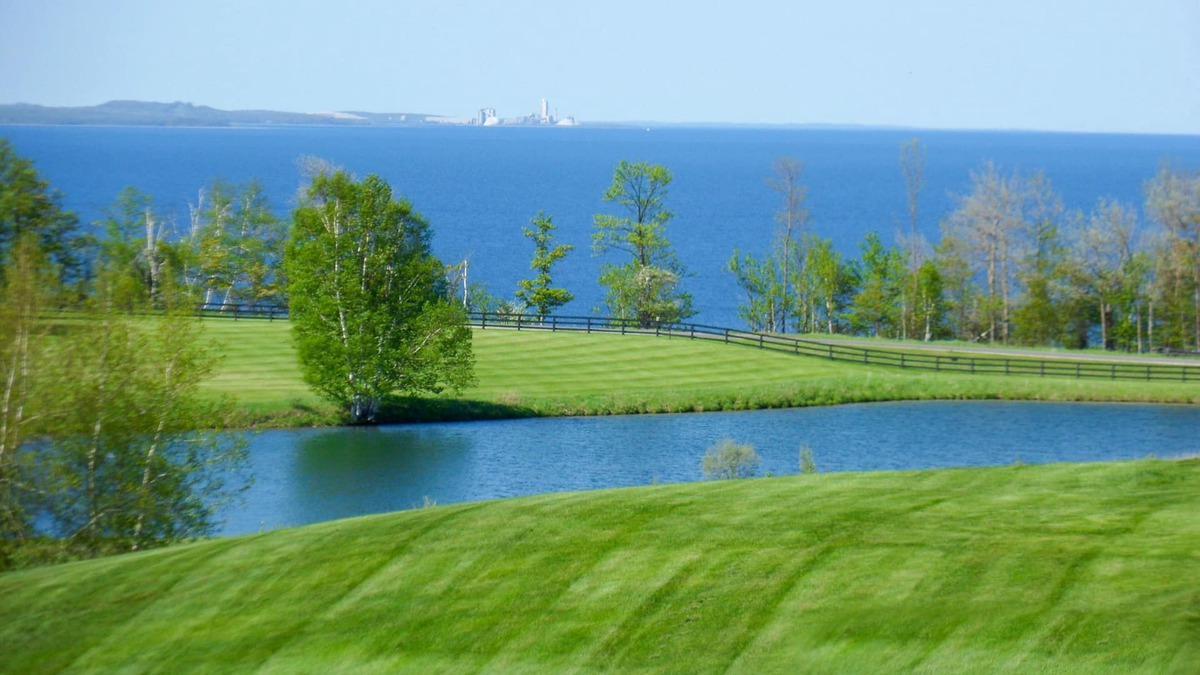 Birchwood Farms House | Scenic bay view home w/a full kitchen + family-friendly