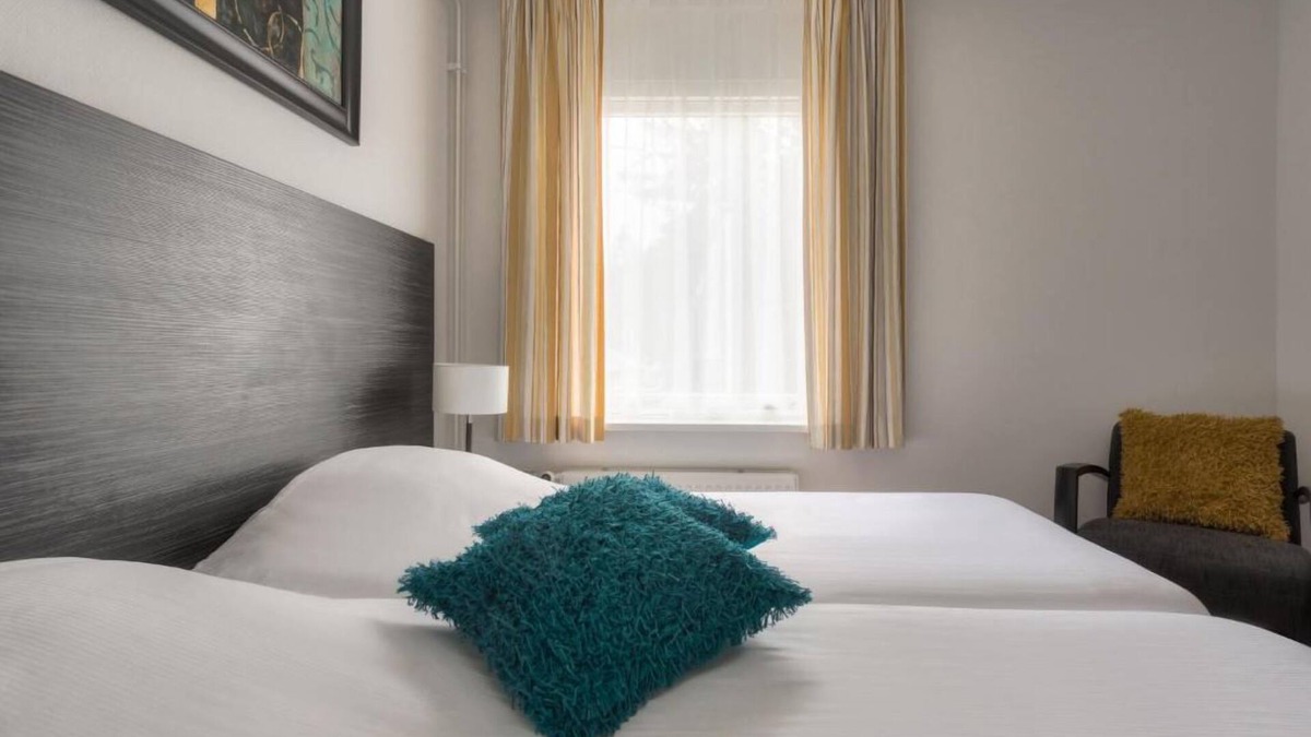 De Bult Hotel | Scenic Canal Stay Close to Giethoorn & De Wieden Nature Reserve