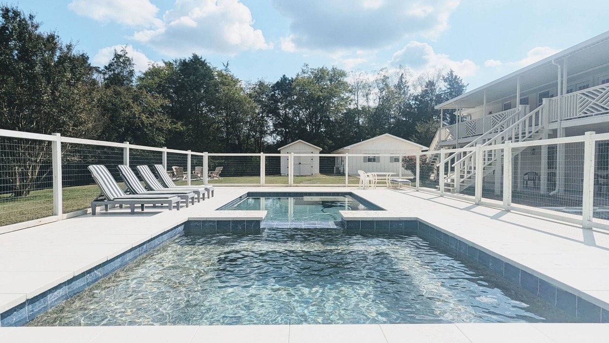 Trenton House | Scenic Getaway with Huge Spa, Pool, Fire Pit, 2 Kitchens - 15m to Chattanooga!