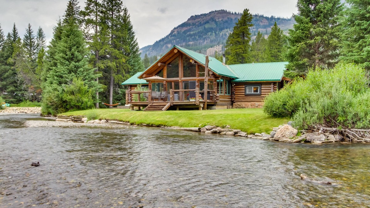 Silver Gate Cabin | Scenic Montana Cabin Rental ~ 1 Mi to Yellowstone!