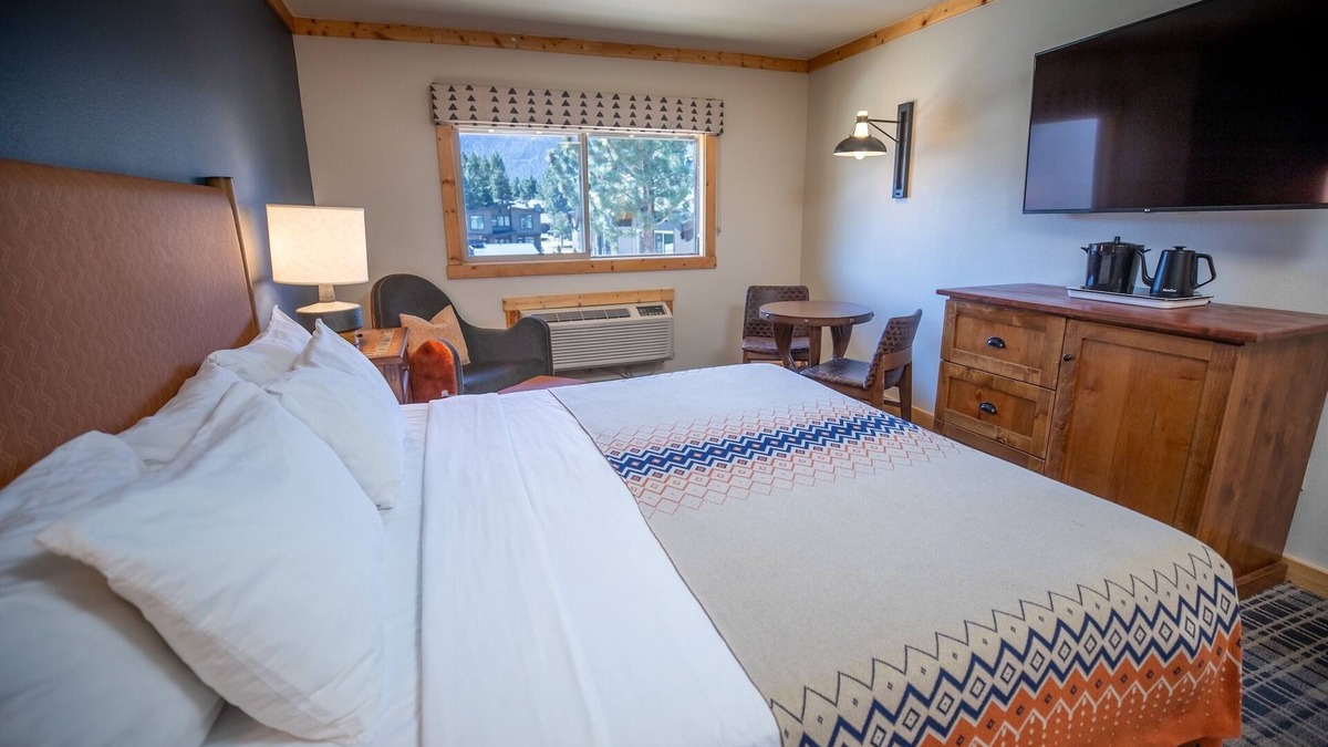 Mammoth Lakes Hotel | Scenic Mountain Escape Room Near Sherwin Lakes Trails, Perfect for Pet Owners
