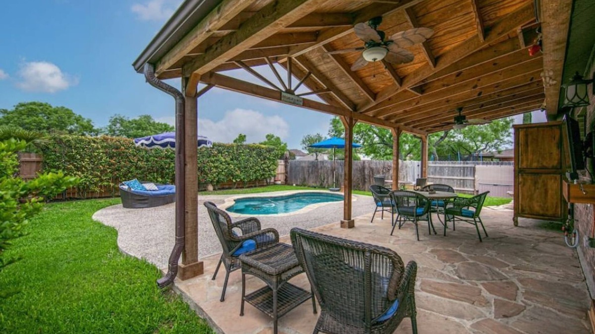 Country View House | SCENIC OASIS * King Master Suite & Private Pool *