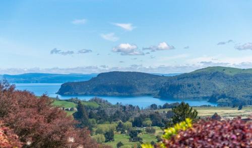 Acacia Bay House | Scenic Solitude - Wake up to Lake and Mountain Views!