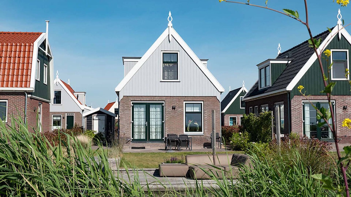 Uitdam House | Scenic Stay by the Water