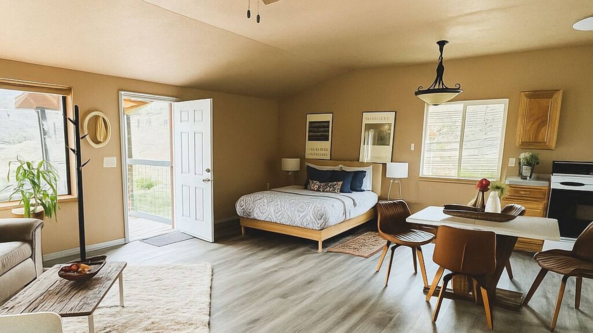 Salmon Apartment | Scenic Studio Retreat- Steps to Goldbug Hot Springs