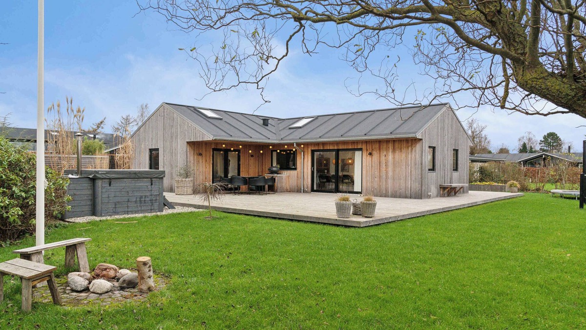 Odder House | Scenic summer house with space for the family