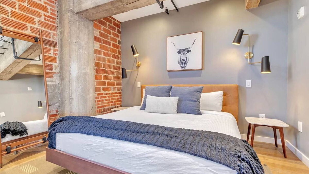 Downtown San Antonio Apartment | Scenic Urban Escape | Kitchen & Laundry | Explore San Antonio's Top Landmarks