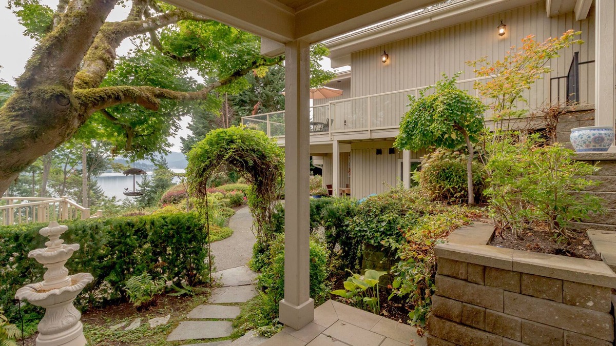 Northeast Bellevue House | Scenic view guest house including 2 suites