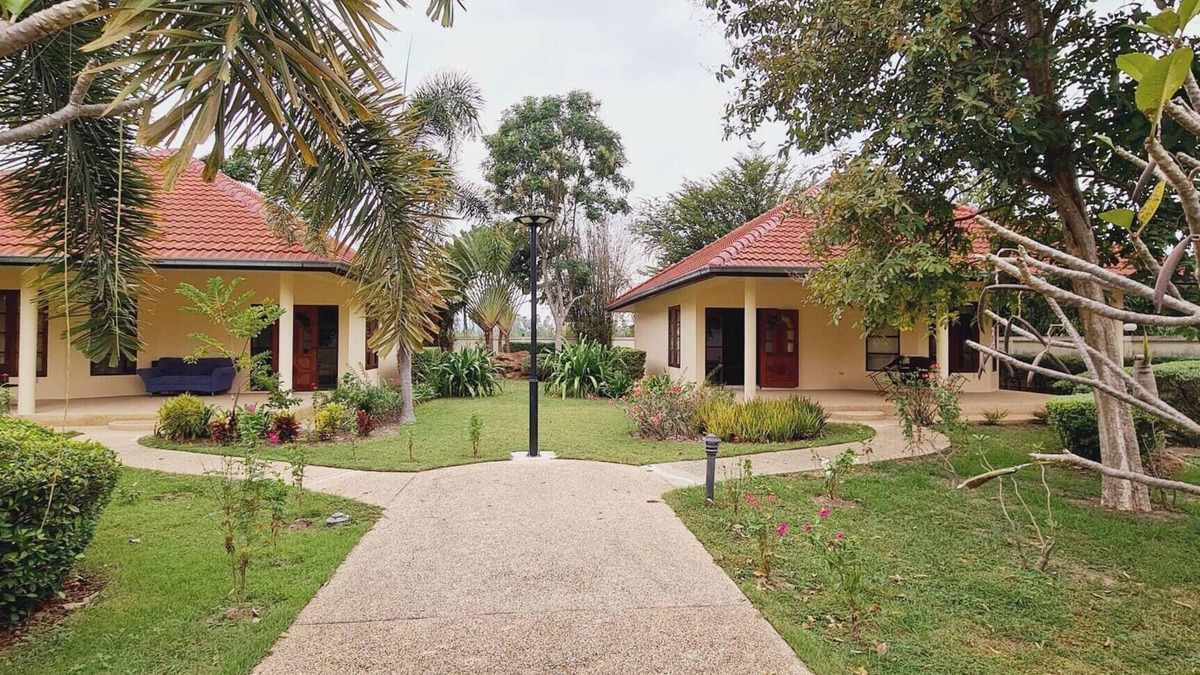 Cha-am House | Schönes Bungalow mit gemeinschaftichem Außenpool und 2km vom Sandstrand enfernt