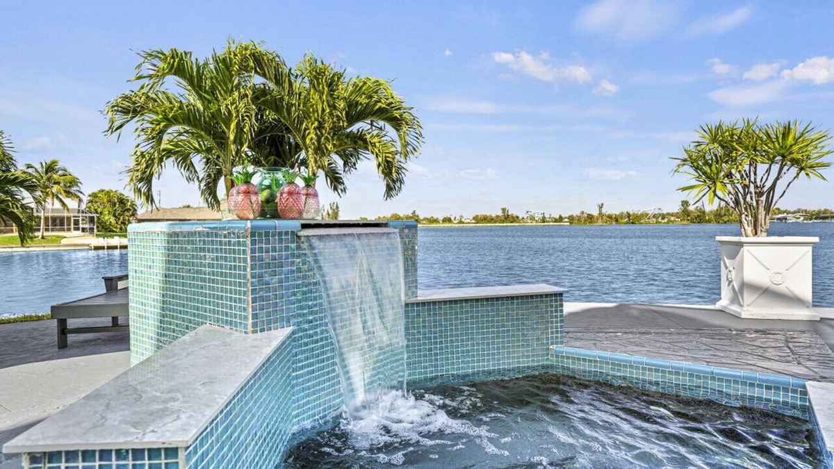 Cape Coral Apartment | Schell-Topia: Lake Front