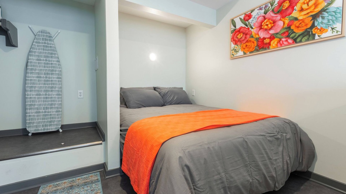 South Kansas City Apartment | Scholars Row 109 - Studio Suite!