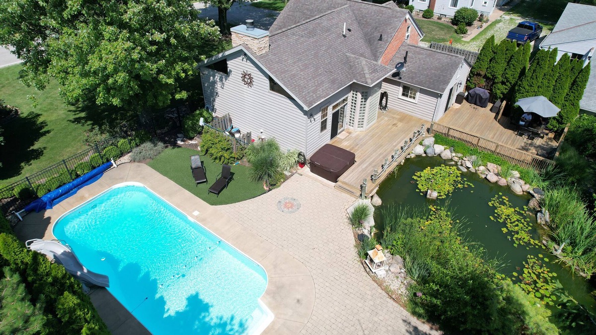 Huron House | School House Getaway! 4BR with Large Pool & Hot Tub