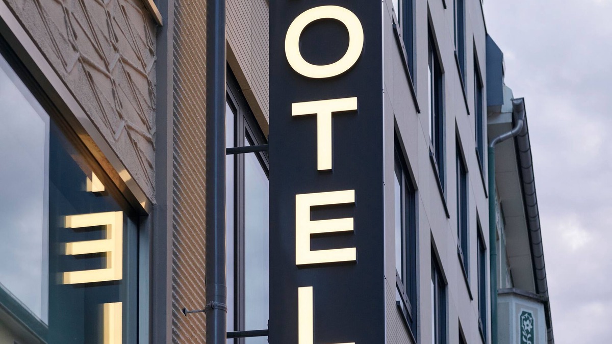 Schwabing-Ost Hotel | Schwabinger Wahrheit by Geisel