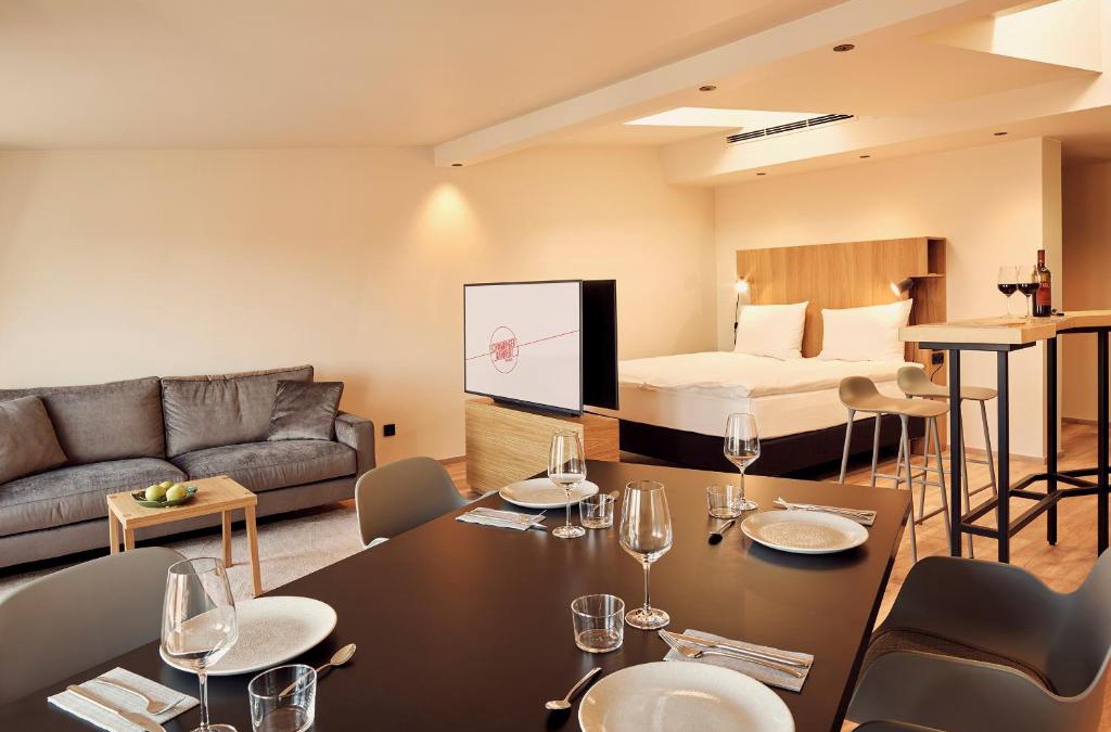 Schwabing-Ost Hotel | Schwabinger Wahrheit by Geisel