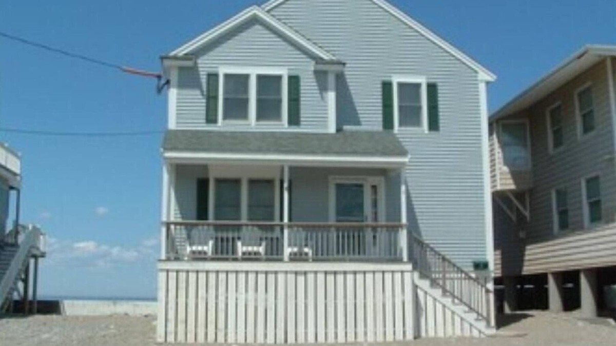 Scituate House | SCITUATE Beach Front huge 4 bedroom 2 bath. Amazing views sleeps 13. NEW!